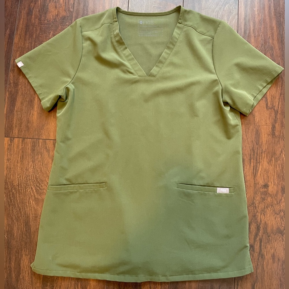 Figs Women’s Casma Three Pocket Scrub top, Green, Size M